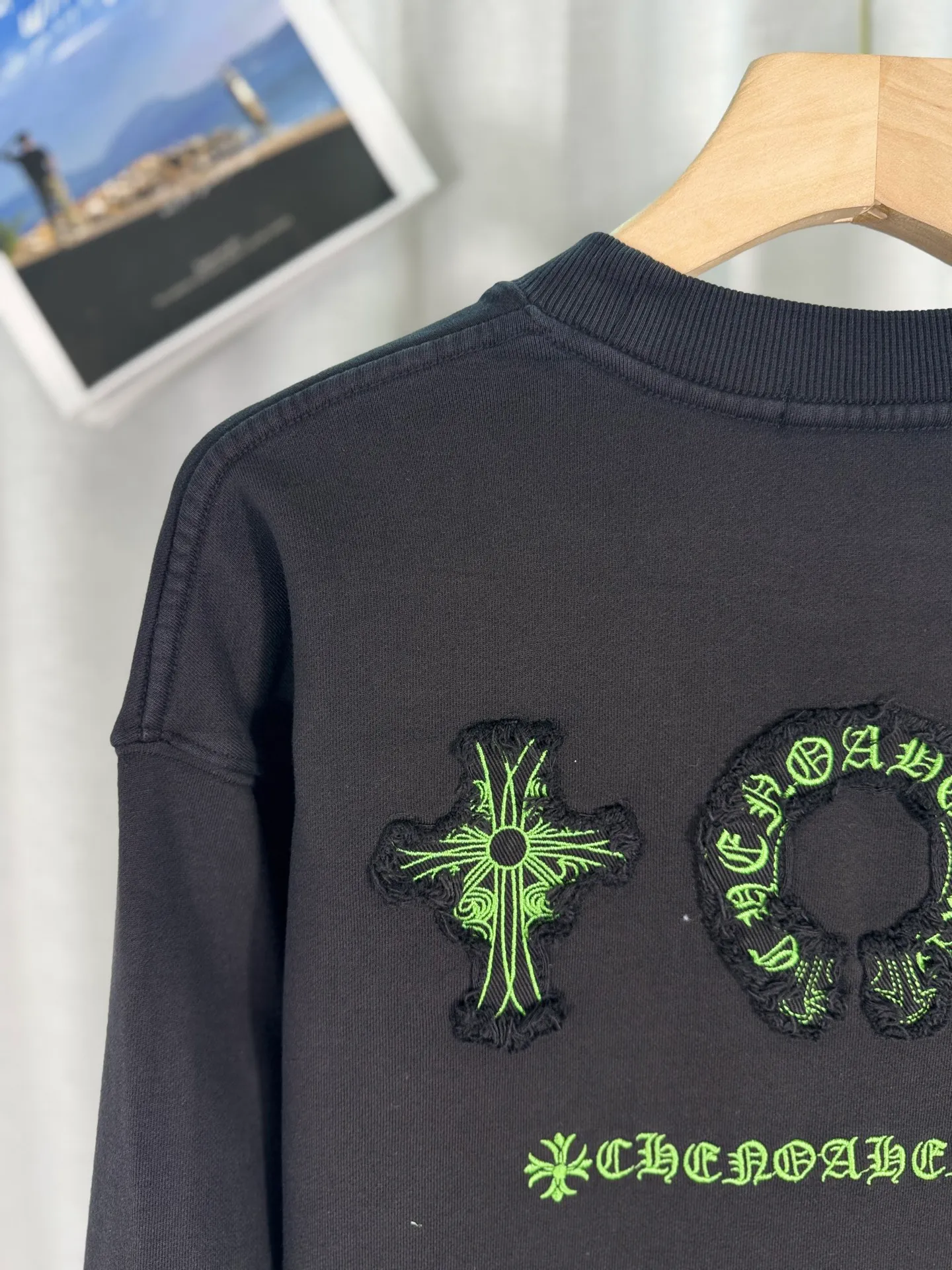 P260 top version, real shot without P, ​​different from market currency) 𝗖𝗵𝗿𝗼𝗺𝗲 𝗛𝗲𝗮𝗿𝘁𝘀/Cro Heart 2025 washed patch embroidery autumn and winter new original single counter American laser burnt 3D three-dimensional color embroidered couple casual sweatshirt 👑The highest version! Customized fabric 430g tripe terry fabric! American acid-washed and distressed original fabric laser burnt ✟appliqué embroidery and exquisite embroidery of letters! The best-selling model in the counter, very comfortable to wear. Accessories: original molded and authenticated collar label➕100% silk wash label. Genuine purchase-grade original hangtag➕matching hanging rope➕3D hanging beads➕original packaging bag. Craftsmanship: The original version has consistent wiring! The highest version of the armhole matching technique! Color: Pink Black Size: S M L XL Style No.: 9333